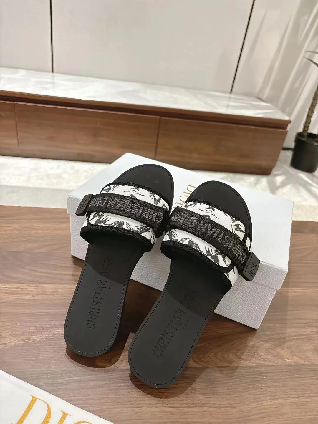 👟👟Ex-factory price 380👟👟 Dior D’s latest series of Velcro buckle sandals and slippers in new colors! Perfect reproduction of the original version, the most popular color matching fabric, super layered ▪️Original molded high-end TPU outsole (not ordinary rubber) ▪️Very comfortable and easy to walk. All upper materials are custom-made from the original ▪️3D electric embroidered three-dimensional cloth surface, very versatile, a must-have for lazy people in summer ▪️Number of yards: 35-41